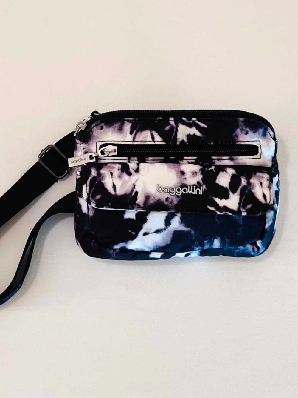 Baggallini B&W Tie Dye Mini Crossbody Bag
